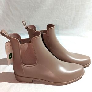 Woman's Chelsea Rain Boots size 10 in Taupe